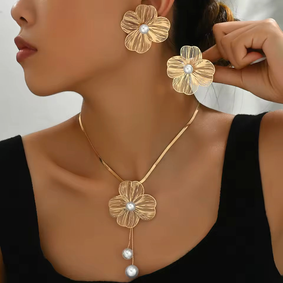 Conjunto de pendientes y collar de flores