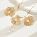 Conjunto de pendientes y collar de flores