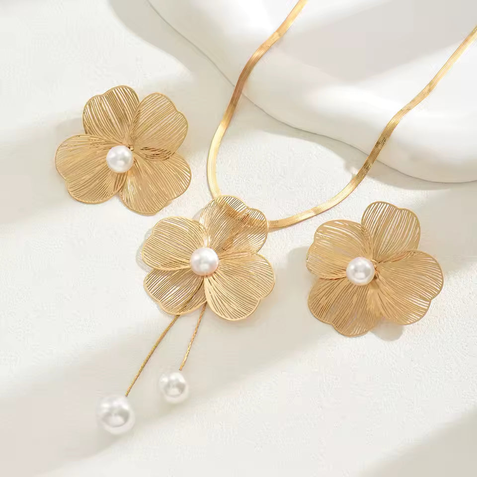 Conjunto de pendientes y collar de flores