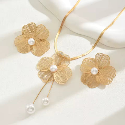 Conjunto de pendientes y collar de flores