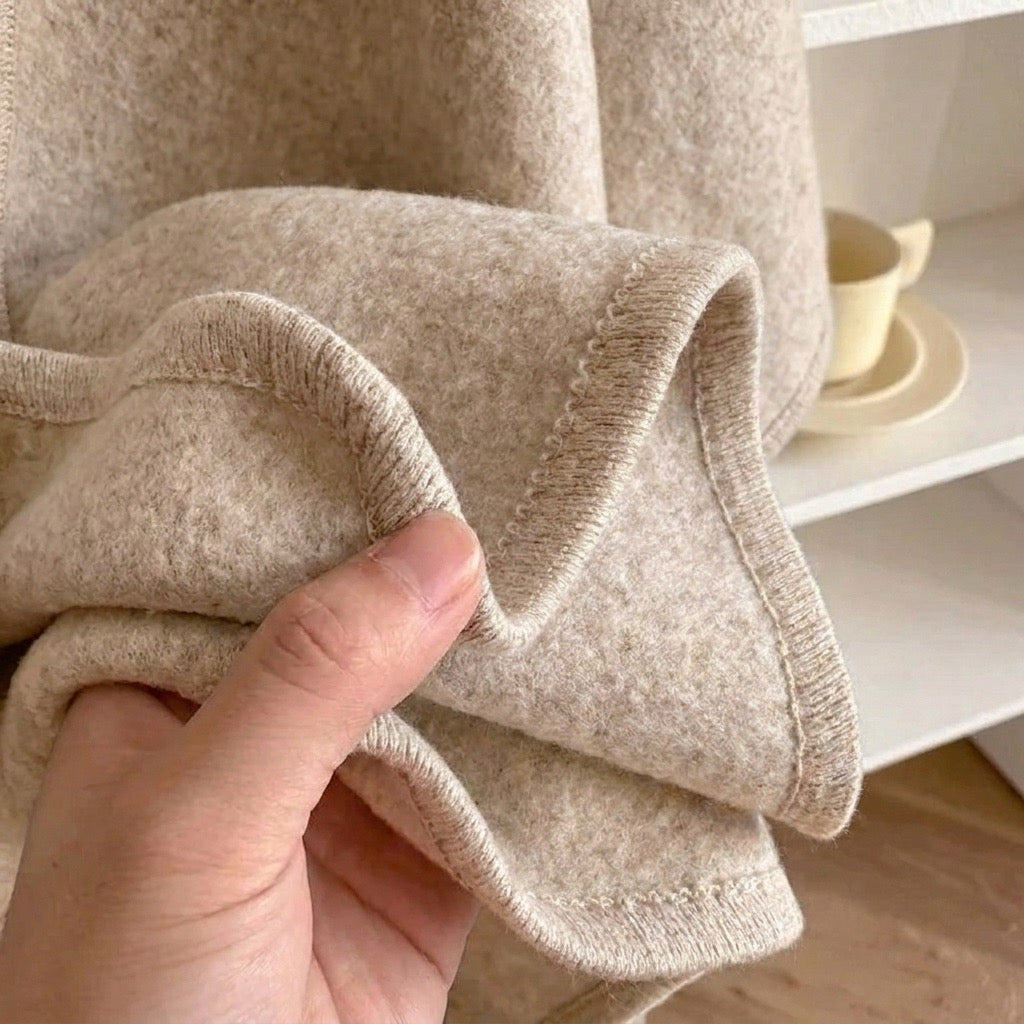 Detalle del tejido del poncho chal largo en beige