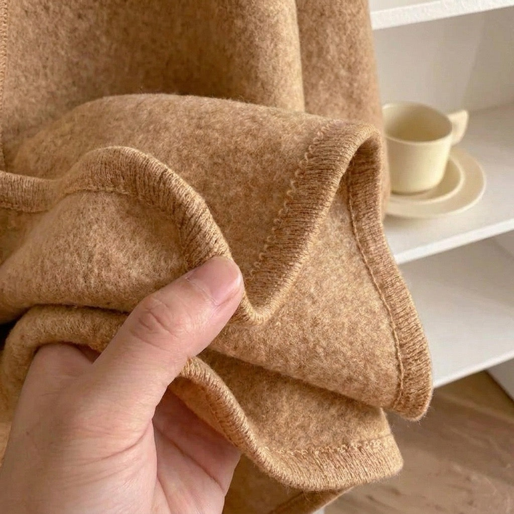 Detalle del tejido del poncho chal largo en camel