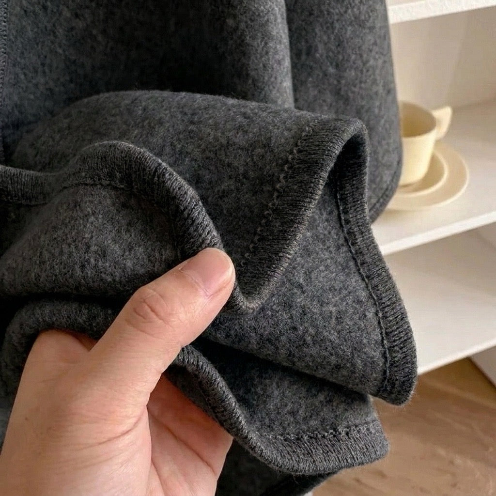 Detalle del tejido del poncho chal largo en gris oscuro