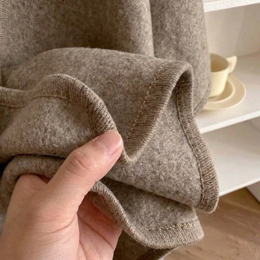Detalle del tejido del poncho chal largo en caqui