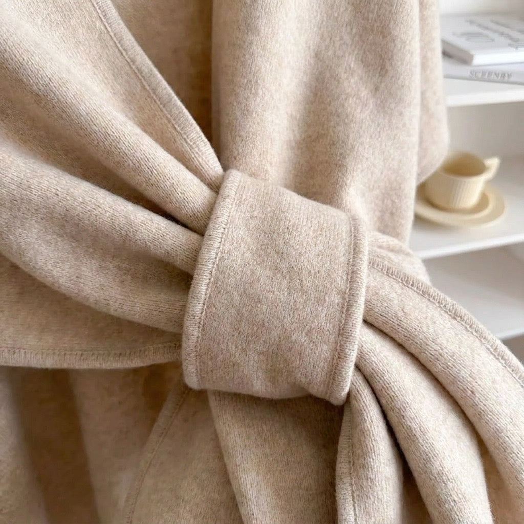 Detalle del cierre con presilla en beige