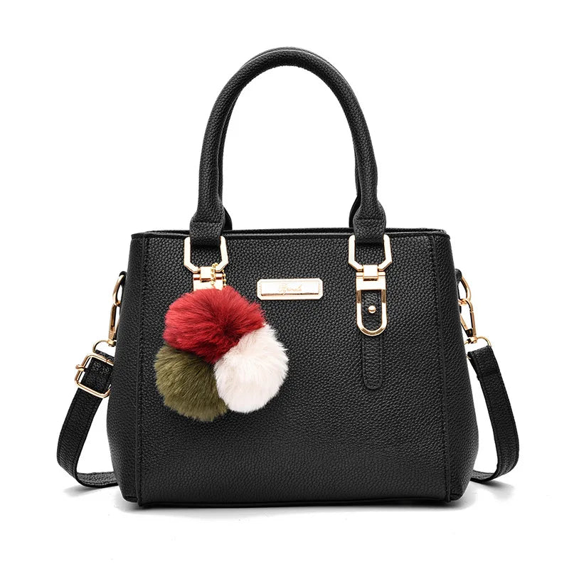 Bolso de Mano con Colgante Decorativo - negro