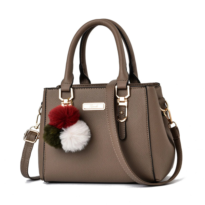 Bolso de Mano con Colgante Decorativo - modelo