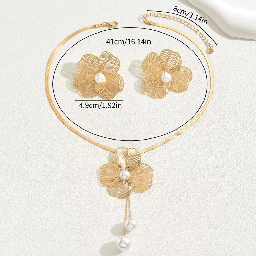 Conjunto de pendientes y collar de flores