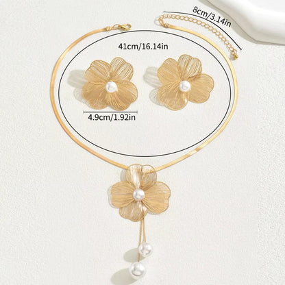 Conjunto de pendientes y collar de flores