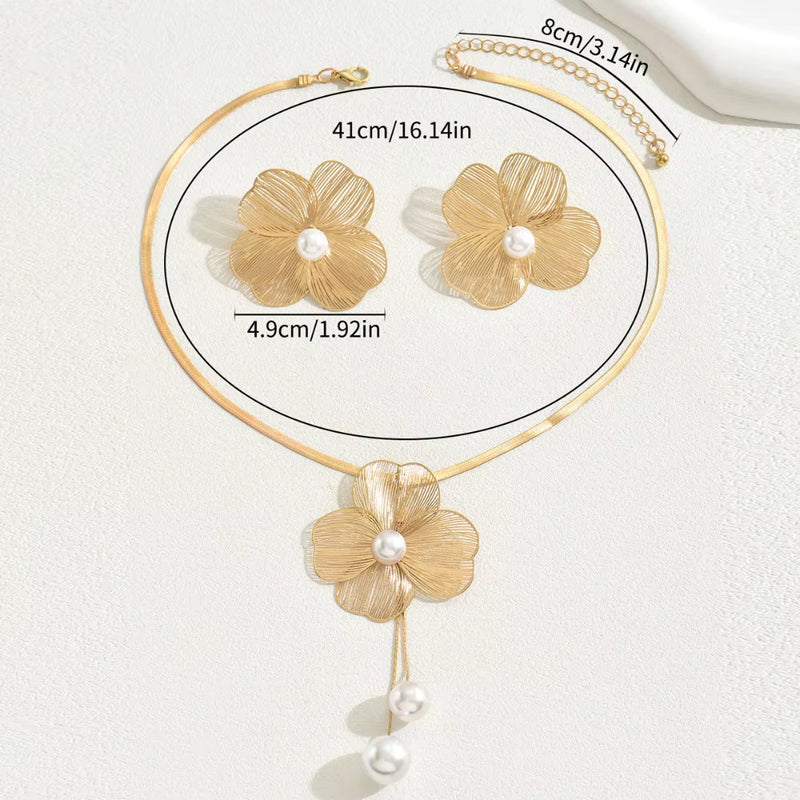 Conjunto de pendientes y collar de flores